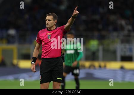 Milano, Italia. 13th maggio, 2023. L'arbitro Matteo Marcenaro gesta durante la Serie Una partita di calcio 2022/23 tra FC Internazionale e US Sassuolo allo Stadio Giuseppe Meazza di Milano il 13 maggio 2023 Credit: Live Media Publishing Group/Alamy Live News Foto Stock