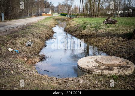 Fogna bene e spreco. Fosso per prevenire allagamento, scongelamento di molla. Foto Stock