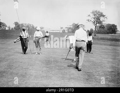 Foto di archivio: Uomini sul verde di un campo da golf all'inizio del 20th ° secolo ca. 1910s Foto Stock