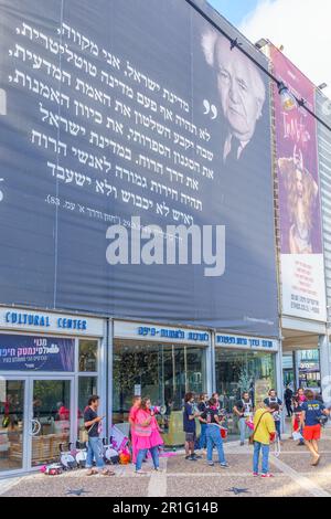 Haifa, Israele - 13 maggio 2023: Un cerchio di batteristi sotto un segno con una citazione pro-democratica di ben-Gurion. 19th settimana di protesta contro il governo in Foto Stock