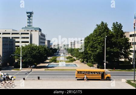 Il bus scolastico è parcheggiato su L Street di fronte al Campidoglio del Nebraska a Lincoln, Nebraska, ca. 1987 Foto Stock