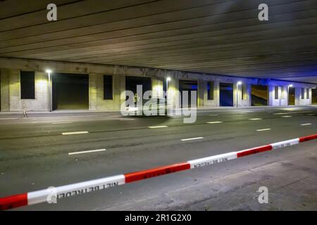 ROTTERDAM - Ufficiale di polizia durante la ricostruzione dell'incidente a Rotterdam Sud, avvenuto dal pubblico ministero, che ha causato tre morti il giorno di Santo Stefano 2022. Quella notte, la corsia parallela dell'autostrada A15 tra lo svincolo di Vaanplein e le uscite 18 e 19 per Charlois e Rhoon è stata temporaneamente chiusa per i test di guida. ANP MEDIA TV netherlands OUT - belgium OUT Foto Stock