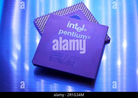 Primo piano del vecchio processore Intel Pentium. Primo microprocessore Intel Foto Stock