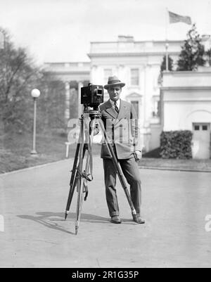 Foto di archivio: Fotografo con fotocamera al di fuori della Casa Bianca ca. 1910s o 1920s Foto Stock