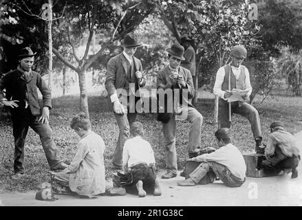 Foto d'archivio: Scarpe luccicanti ragazzi a Buenos Aires ca. 1910s Foto Stock