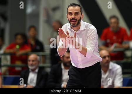 Monza, Italia. 13th maggio, 2023. Testa Coach Gaspari Marco di vero Volley Milano durante il Volley Campionato Italiano Serie A Donne - -playoff finale 4 Imoco Conegliano vs vero Volley Milano, il 13th maggio 2023, all'Arena di Monza, Monza, Italia Credit: Tiziano Ballabio Credit: Live Media Publishing Group/Alamy Live News Foto Stock