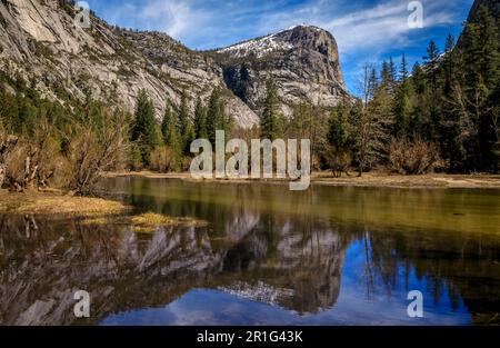 Vista panoramica del lago Mirror con riflessi North Dome, primavera nel Parco Nazionale di Yosemite, catena montuosa della Sierra Nevada in California, Stati Uniti Foto Stock