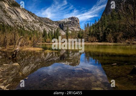 Specchio lago pieno dopo lo scioglimento della neve in primavera, North Dome Reflections, nel Parco Nazionale di Yosemite, Sierra Nevada catena montuosa in California, USA Foto Stock