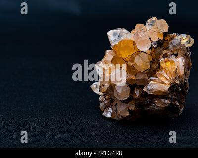 Immagine di un crtystal di cluster citrino di quarzo giallo per la terapia Foto Stock