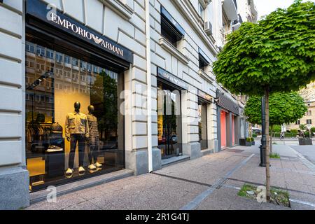 Sofia, Bulgaria. Maggio 2023. Via esterna del negozio di lusso Emporio Armani nel centro della città Foto Stock