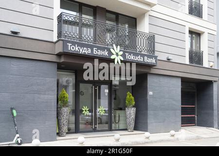 Sofia, Bulgaria. Maggio 2023. Vista esterna della filiale della Tokuda Bank nel centro della città Foto Stock