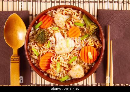 Cibo asiatico vegetariano noodle udon con verdure Foto Stock