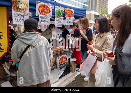 Tokyo, Giappone. 14th maggio, 2023. La gente fa la fila per acquistare spuntini durante un festival del cibo Sichuan che si tiene al Nakano Central Park, Tokyo, Giappone, il 14 maggio 2023. Il festival del cibo di Sichuan si è tenuto qui dal 13 al 14 maggio. Credit: Zhang Xiaoyu/Xinhua/Alamy Live News Foto Stock