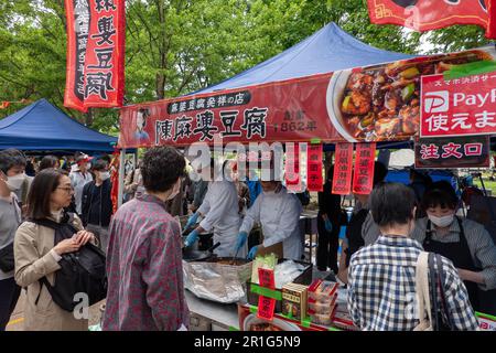 Tokyo, Giappone. 14th maggio, 2023. La gente fa la fila per acquistare spuntini durante un festival del cibo Sichuan che si tiene al Nakano Central Park, Tokyo, Giappone, il 14 maggio 2023. Il festival del cibo di Sichuan si è tenuto qui dal 13 al 14 maggio. Credit: Zhang Xiaoyu/Xinhua/Alamy Live News Foto Stock