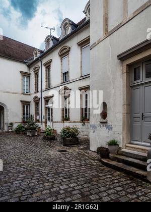 Città medievale di Digione, capitale della Borgogna. Accogliente, carino centro della città vecchia. Francia Foto Stock
