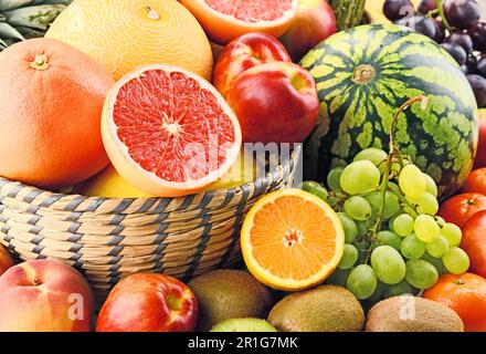 Composizione con frutti assortiti. Alimentazione equilibrata Foto Stock