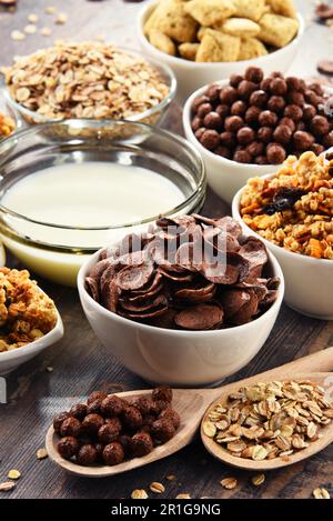 Composizione con diversi tipi di cereali per la prima colazione di prodotti Foto Stock