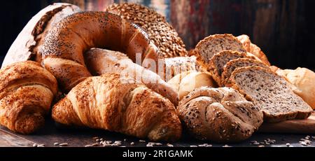 Composizione con varietà di prodotti da forno Foto Stock