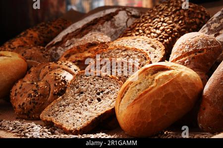 Composizione con varietà di prodotti da forno Foto Stock