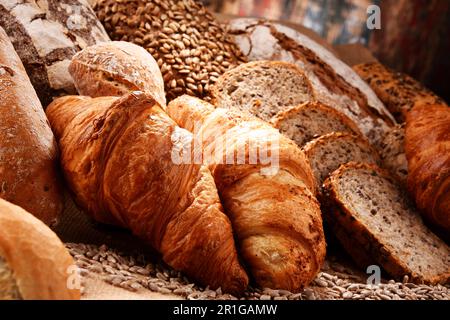 Composizione con varietà di prodotti da forno Foto Stock