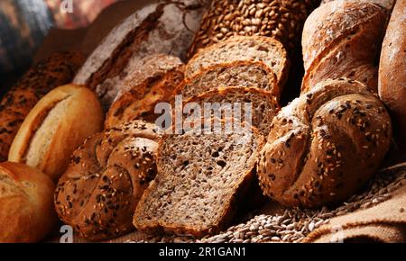 Composizione con varietà di prodotti da forno Foto Stock