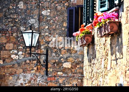 Via del centro storico di Pienza in Toscana, Italia. Patrimonio mondiale dell UNESCO Foto Stock