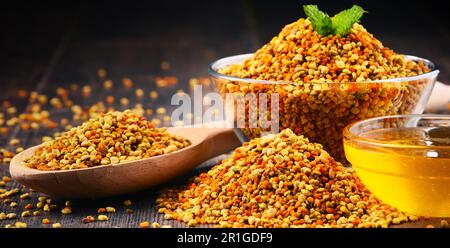 Bocce con bee di polline e di miele sul tavolo da cucina. Integratori alimentari Foto Stock