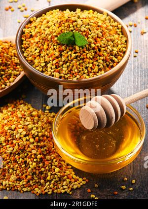 Bocce con bee di polline e di miele sul tavolo da cucina. Integratori alimentari Foto Stock