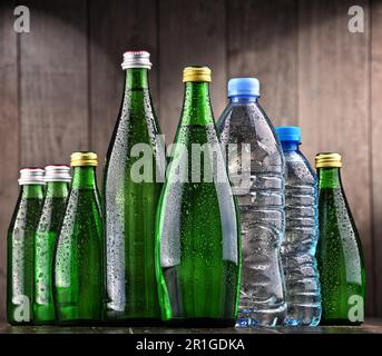 Composizione con diversi tipi di bottiglie di acqua minerale Foto Stock