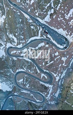 Kuytun. 10th maggio, 2023. Questa foto aerea scattata il 10 maggio 2023 mostra una tortuosa strada di montagna appena sgombrata di neve sull'autostrada Dushanzi-Kuqa nella regione autonoma di Xinjiang Uygur nella Cina nord-occidentale. L'autostrada Dushanzi-Kuqa, che attraversa il Monte Tianshan, è considerata una delle strade più belle della Cina. A causa del clima innevato e del ghiaccio stradale, l'autostrada ha un 'periodo di ibernazione', che generalmente inizia in ottobre e termina nel giugno dell'anno successivo. La manutenzione è in corso durante la sua 'ibernazione' annuale. Credit: HU Huhu/Xinhua/Alamy Live News Foto Stock