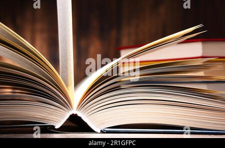 Composizione con il libro aperto sul tavolo Foto Stock