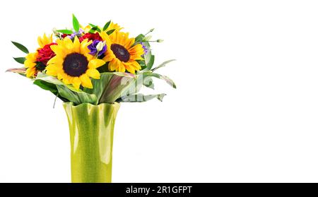 Composizione con bouquet di fiori tra cui girasoli e rose isolato su bianco Foto Stock