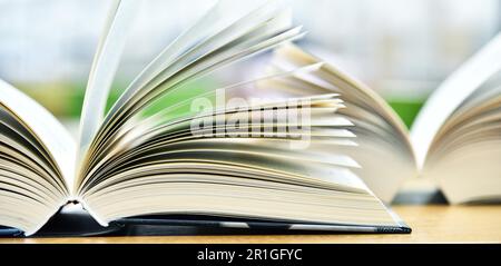 Libri giacente sul tavolo della biblioteca pubblica Foto Stock