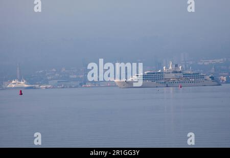 Silversea Cruises, Silver Endeavour sulla Clyde, Scozia in una mattinata nebbiosa con Greenock sullo sfondo. Foto Stock