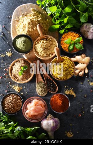 Composizione con assortimento di spezie ed erbe aromatiche Foto Stock