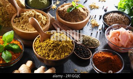 Composizione con assortimento di spezie ed erbe aromatiche Foto Stock