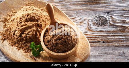 Composizione con una ciotola di coriandolo macinato Foto Stock