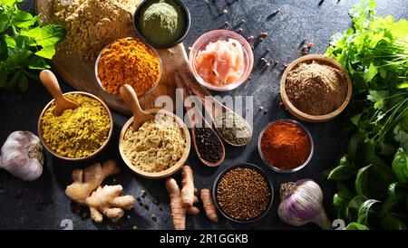 Composizione con assortimento di spezie ed erbe aromatiche Foto Stock