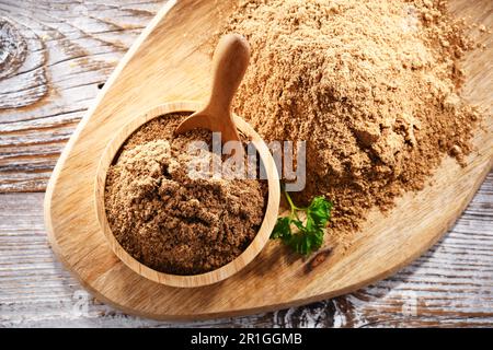 Composizione con una ciotola di coriandolo macinato Foto Stock
