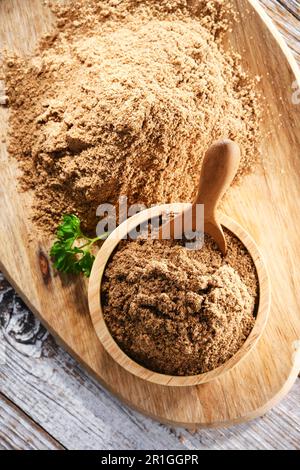 Composizione con una ciotola di coriandolo macinato Foto Stock