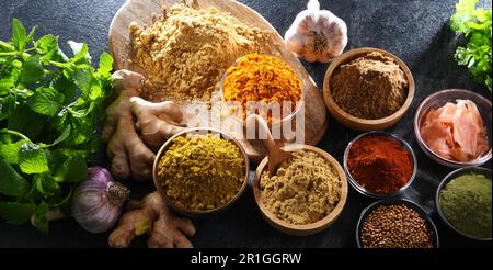 Composizione con assortimento di spezie ed erbe aromatiche Foto Stock