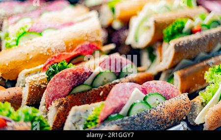 Panini preparati al momento venduti in un ristorante fast food Foto Stock