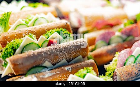 Panini preparati al momento venduti in un ristorante fast food Foto Stock