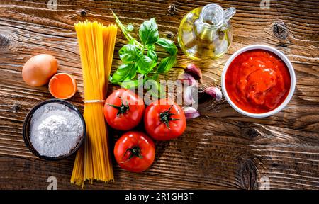 Composizione con spaghetti secchi e ingredienti di pasta Foto Stock