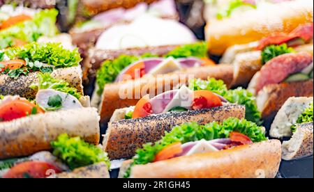 Panini preparati al momento venduti in un ristorante fast food Foto Stock