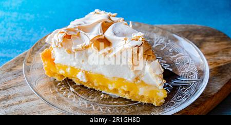 Un piatto con crostata di meringa al limone Foto Stock