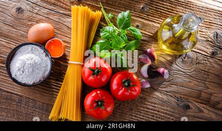Composizione con spaghetti secchi e ingredienti di pasta Foto Stock