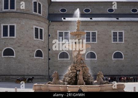 Residenzbrunnen sulla Residenzplatz di fronte alla Cattedrale di Salisburgo, Salisburgo, Austria Foto Stock