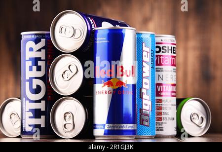 POZNAN, POLONIA - 27 LUGLIO 2017: Lattine di popolari bevande energetiche globali, bevande contenenti farmaci stimolanti e commercializzati come fornire mentale e. Foto Stock
