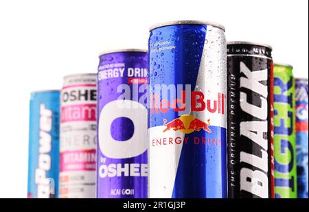 POZNAN, POLONIA - 27 LUGLIO 2017: Lattine di popolari bevande energetiche globali, bevande contenenti farmaci stimolanti e commercializzati come fornire mentale e. Foto Stock